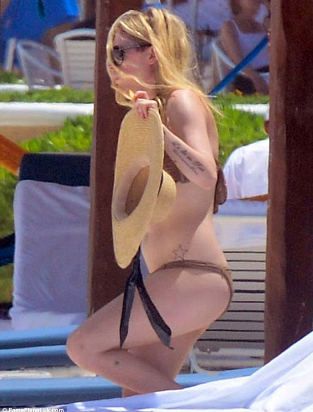 Avril lavigne nude