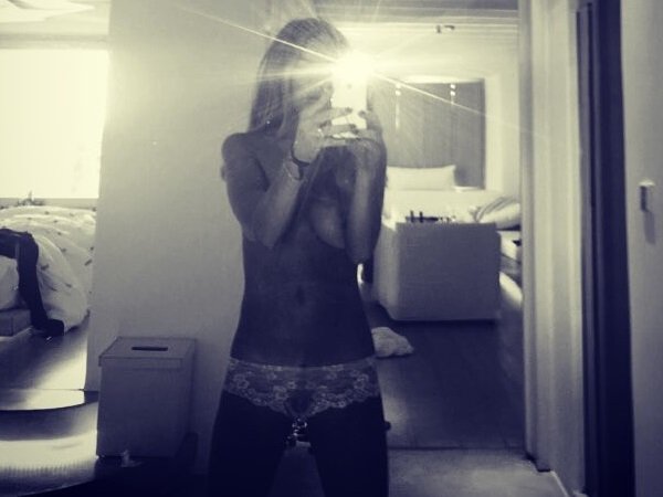 lindsay_lohan_topless_instagram-selfie
