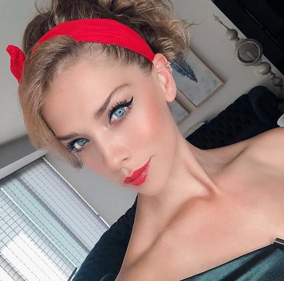 Carolina Miranda selfie red lips