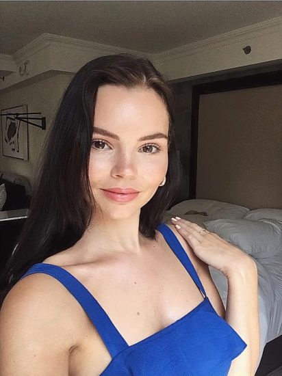 Eline Powell Nude & Feet Pics And Topless Scenes 37