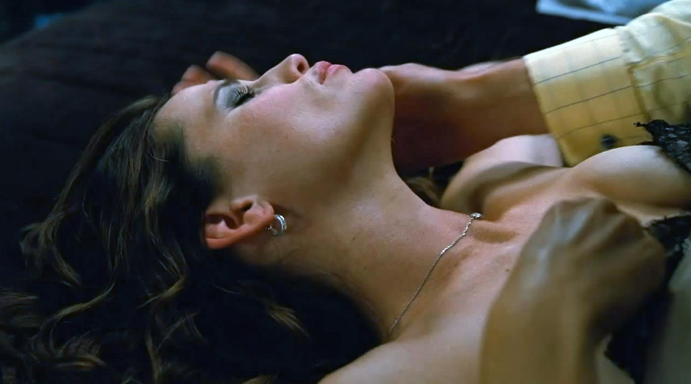 Jennifer Garner approaches a man’s apartment wearing provocative lingerie a...