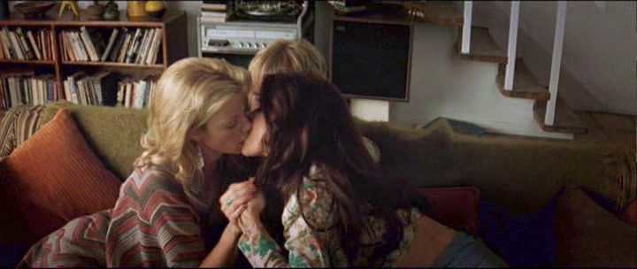 AmySmart CarmenElectra lesbian kiss 1