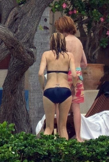 Julia Roberts big ass showing in a bikini