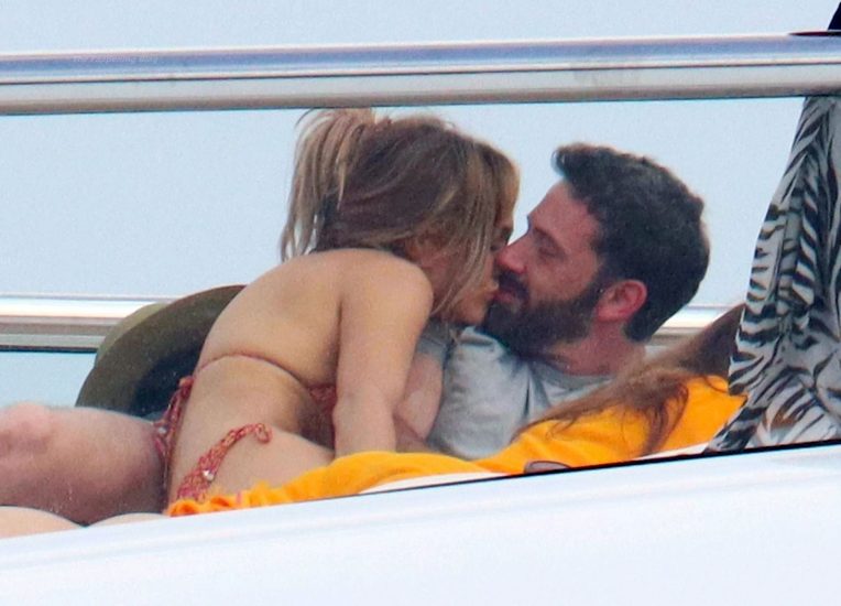 Jennifer Lopez sexy kissing