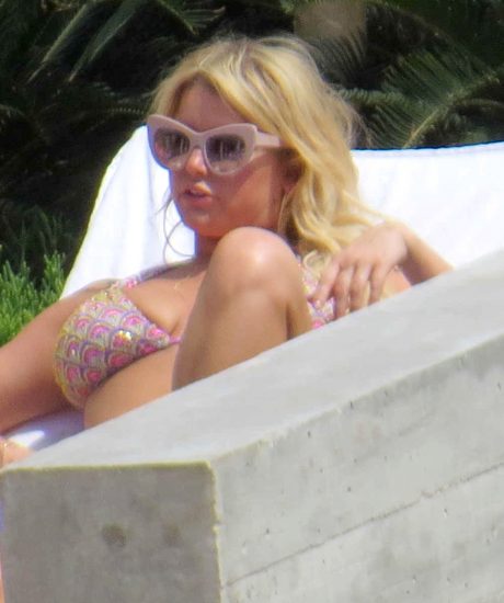 Sexy Jessica Simpson boobs in bikini