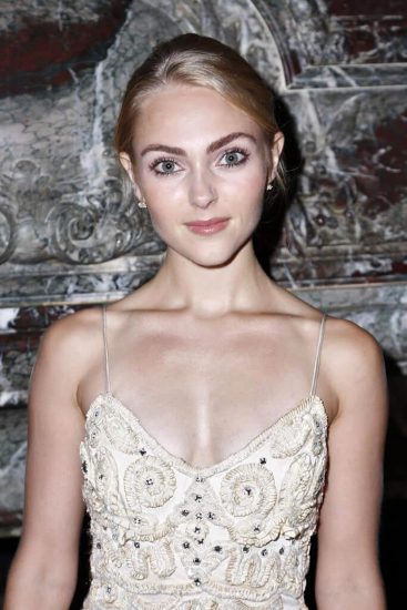 AnnaSophia Robb sexy and deep cleavage