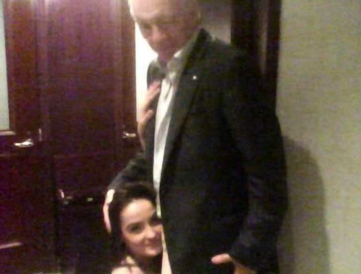 Jerry Jones and stripper on his dick