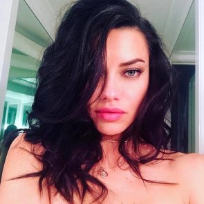 Adriana Lima sexy selfie