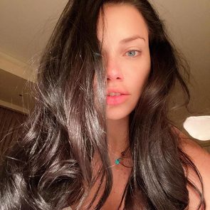 Adriana Lima no makeup