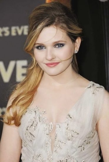 Abigail Breslin almost nude