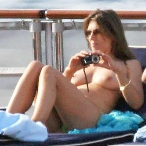 Elizabeth Hurley nude boobs