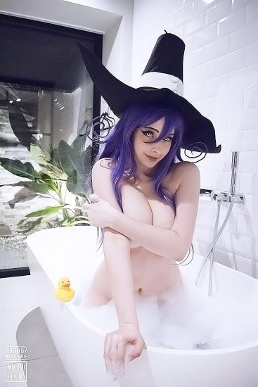 Mikomi Hokina naked in bathtub