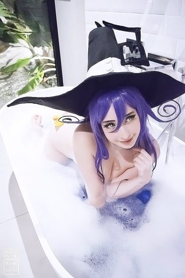 Mikomi Hokina nude in bathtub