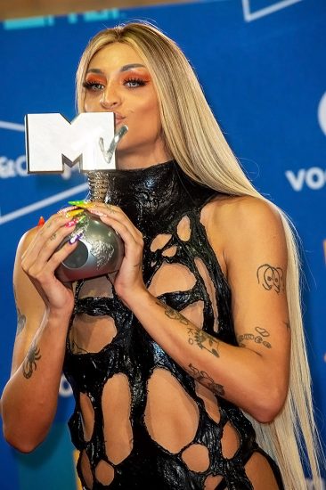 Pabllo Vittar naked in public