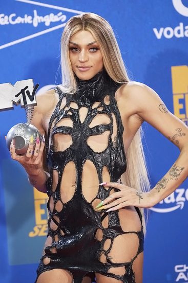 Pabllo Vittar nude in public