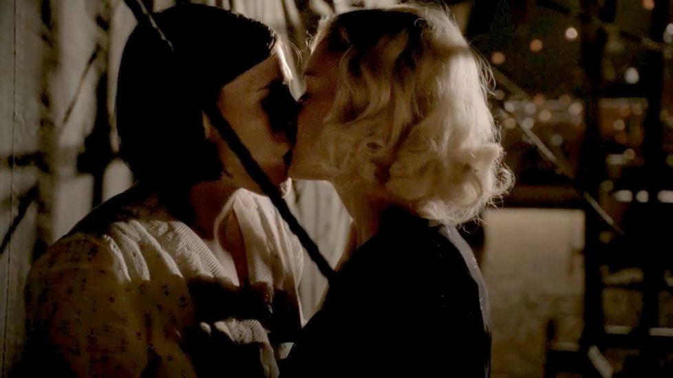 Carla Gallo Clea DuVall lesbian sex in Carnivale - S01E12