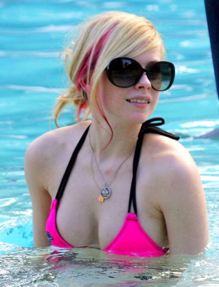 https://scandalplanet.com/wp-content/uploads/2021/02/Avril-Lavigne-nude-hot-sexy-porn-bikini-feet-ass-tits-pussy-leaked-topless-ScandalPlanet-47.jpg