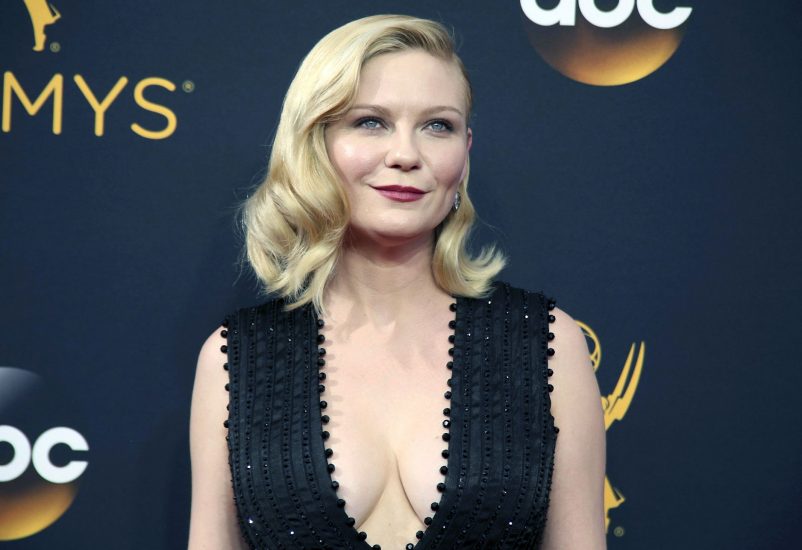 Kirsten Dunst sexy cleavage