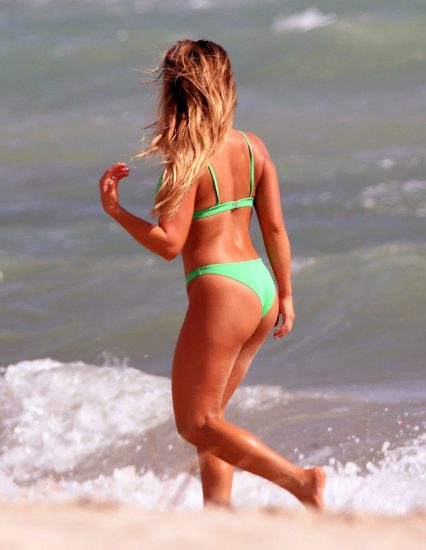 Jessie James Decker ass