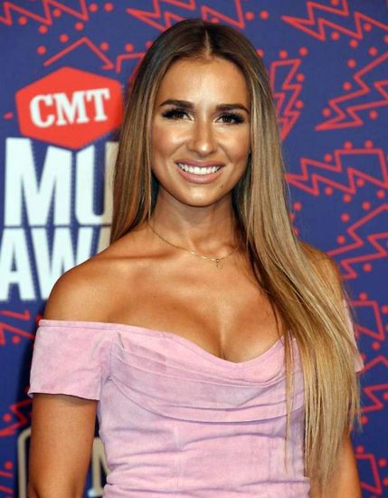 Jessie James Decker cleavage