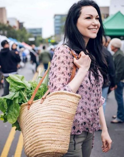 Laura Prepon sexy shopping